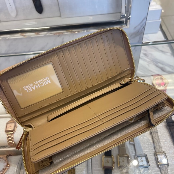 MICHAEL KORS Jet Set Tr Lg Pebbled Leather Continental Wristlet Wallet
Camel
NWT - Picture 11 of 16